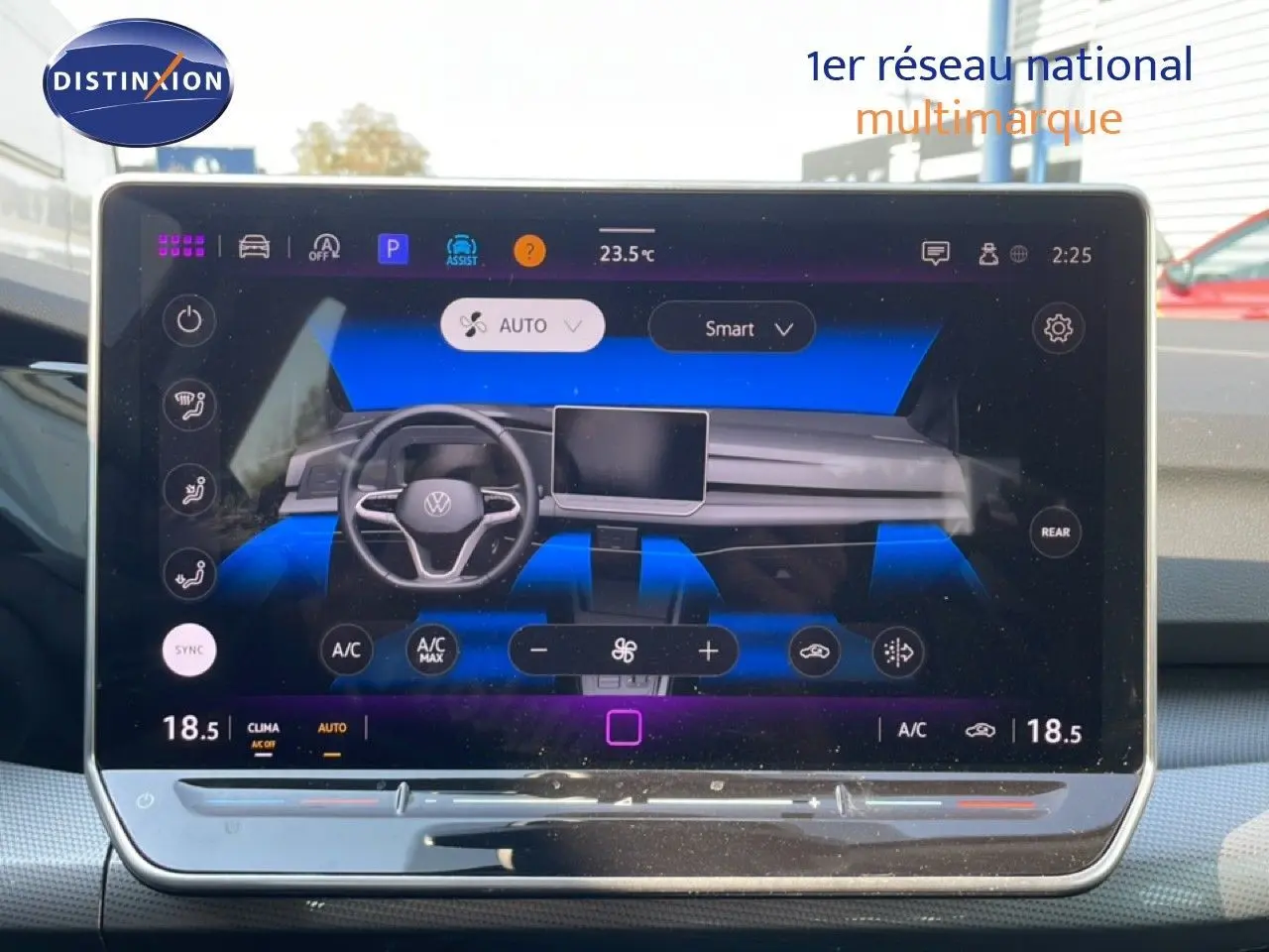 Écran tactile intérieur de Volkswagen Golf SW gris lunaire, affichant le tableau de bord digital et la climatisation.