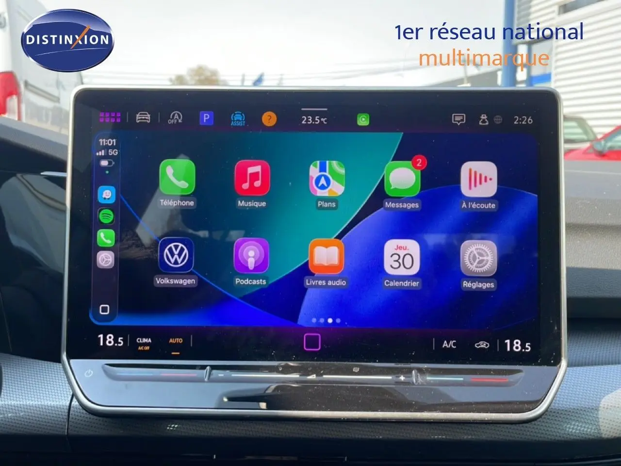 Écran tactile central de la Volkswagen Golf SW VIII 2024 affichant les applications de navigation, musique et messages.