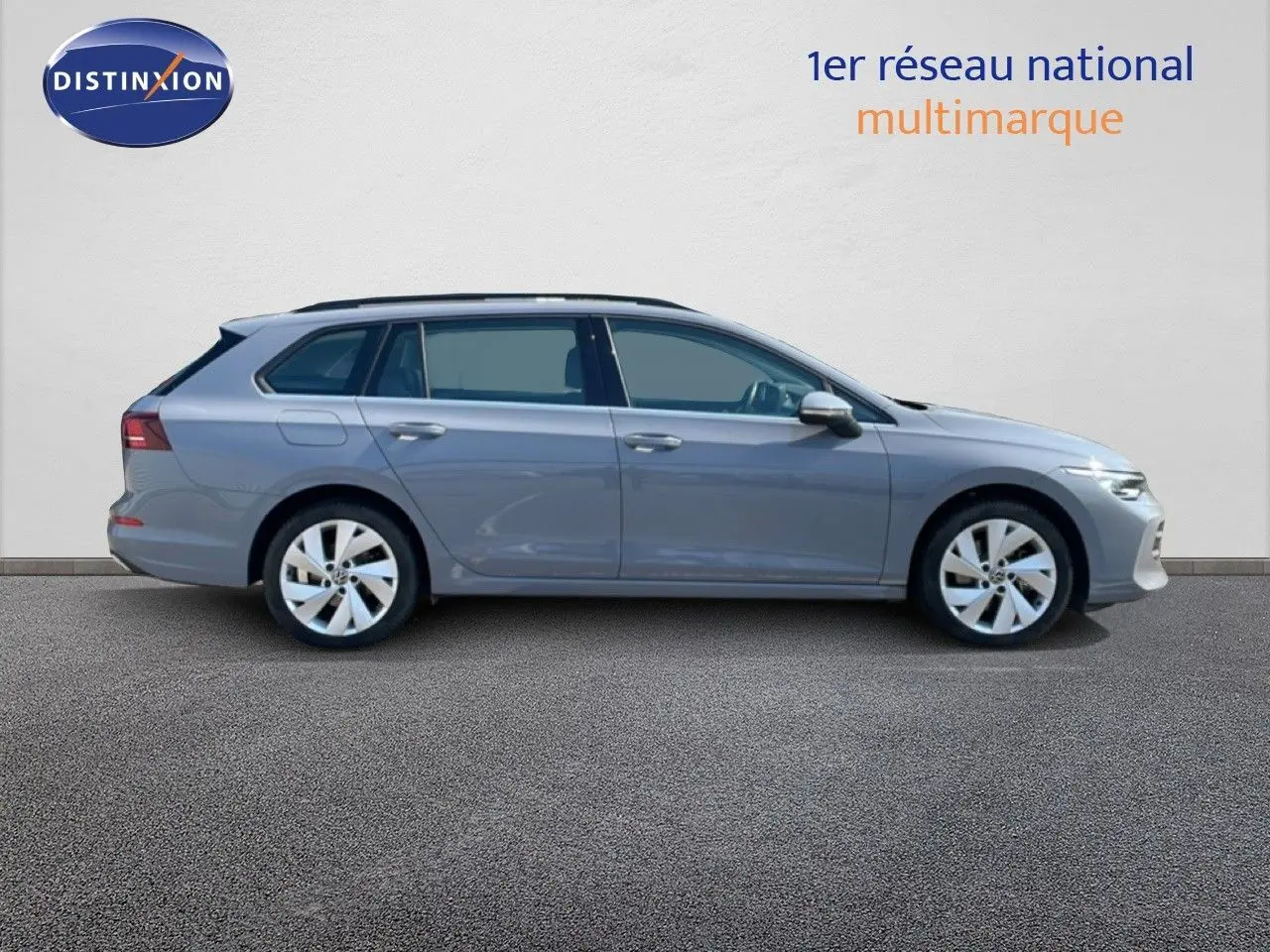 Profil droit d'une Volkswagen Golf SW VIII gris lunaire métal, break compact au design moderne et épuré.