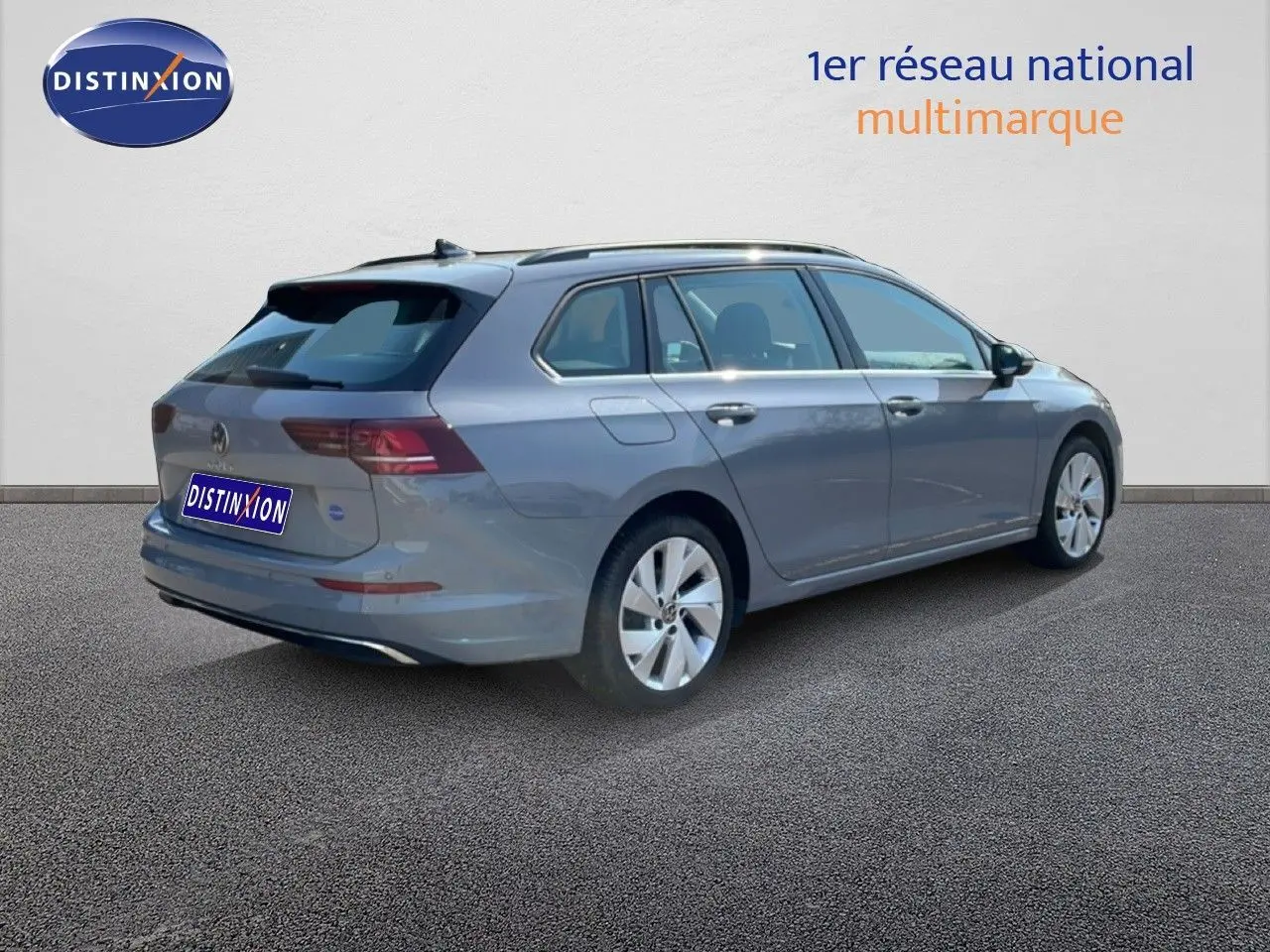 Volkswagen Golf SW gris lunaire métal vue 3/4 arrière droit sur fond neutre, jantes alliage visibles.