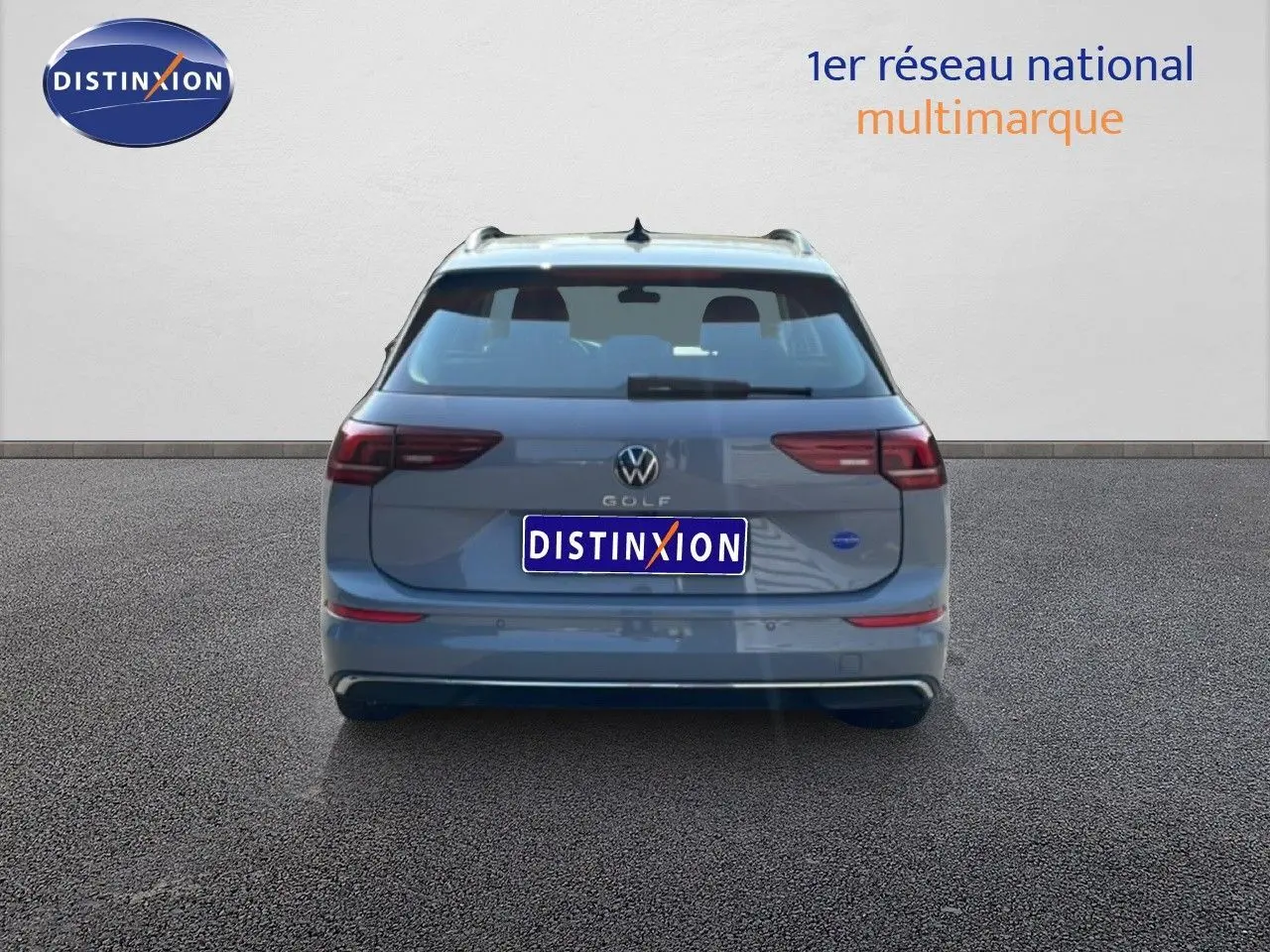 Vue arrière d'une Volkswagen Golf SW 2024 gris lunaire métal, avec feux arrière LED et logo VW bien visibles.