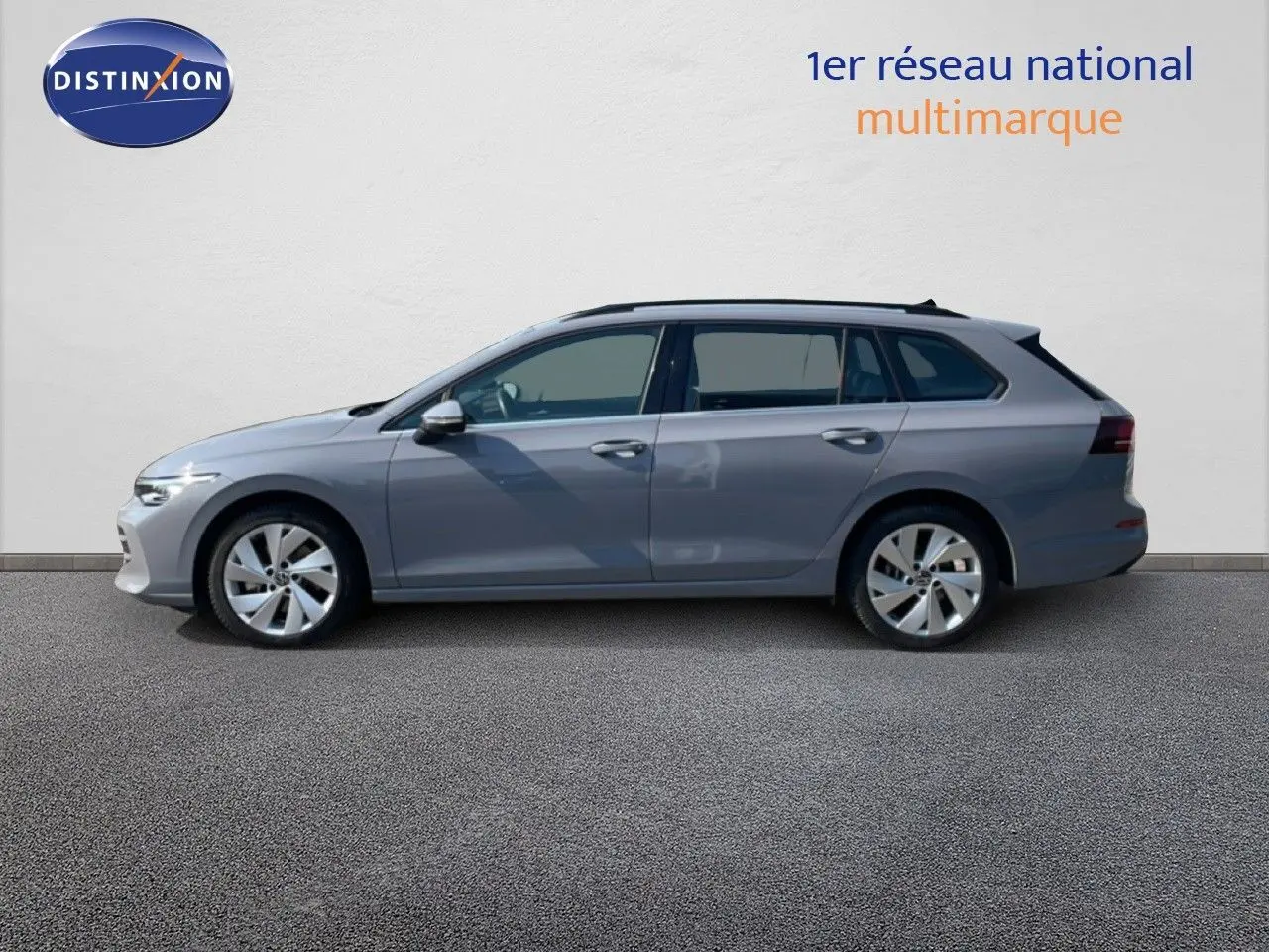 Profil droit d'une Volkswagen Golf SW VIII gris lunaire métal, break diesel 2024 avec jantes alliage et toit ouvrant.
