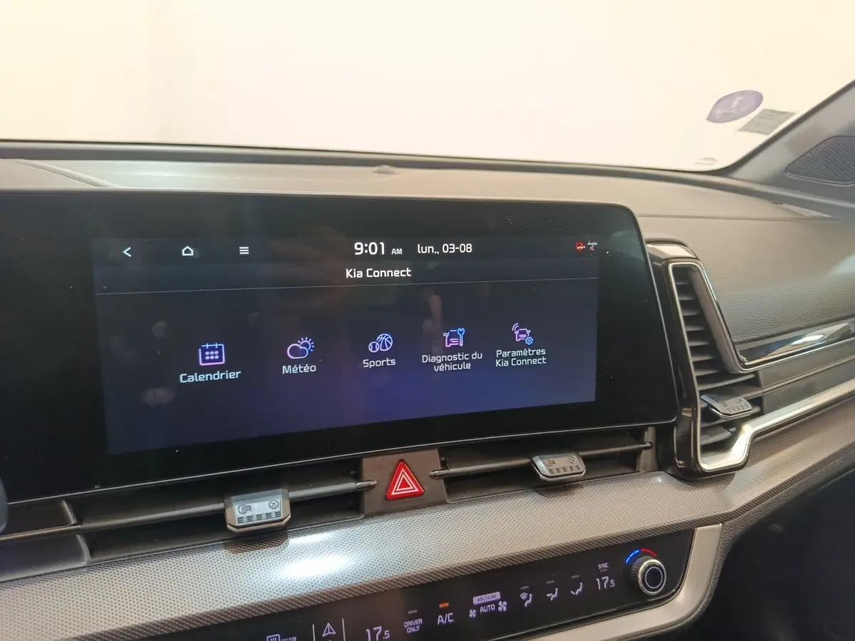 Écran tactile central affichant le menu Kia Connect dans l’habitacle moderne du Kia Sportage gris clair.