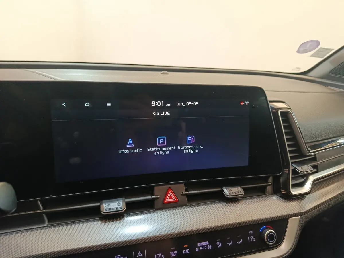 Vue rapprochée de l’écran tactile central du tableau de bord du Kia Sportage 2022, affichant les options de trafic et stationnement.