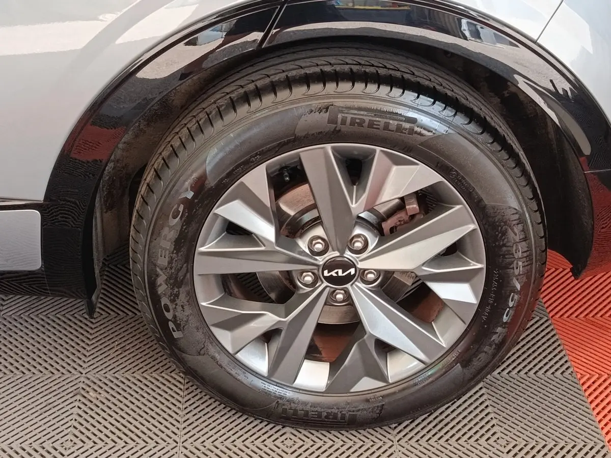 Gros plan sur la roue avant droite gris clair du Kia Sportage 2022 avec jante alliage et pneu Pirelli.