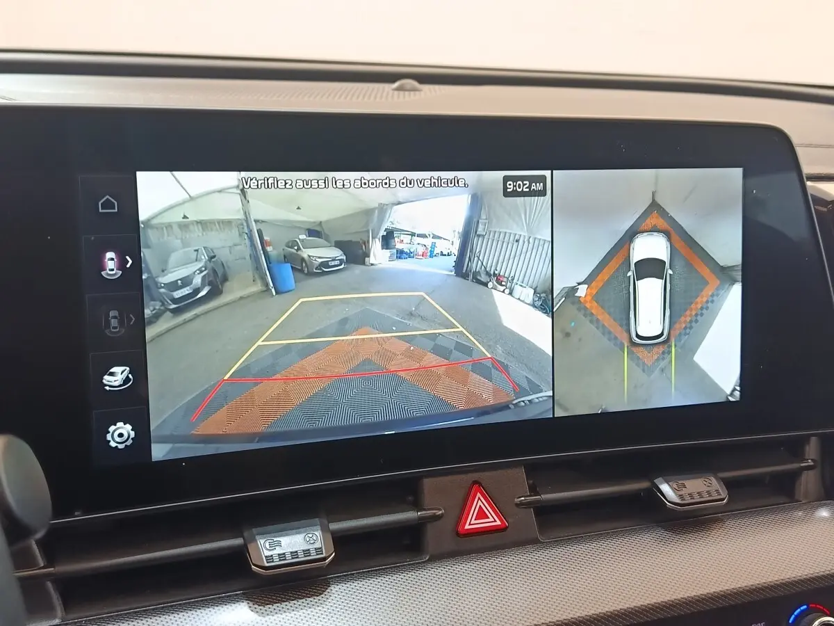 Affichage écran tactile intérieur montrant la caméra 360° et l'aide au stationnement du Kia Sportage gris clair 2022.
