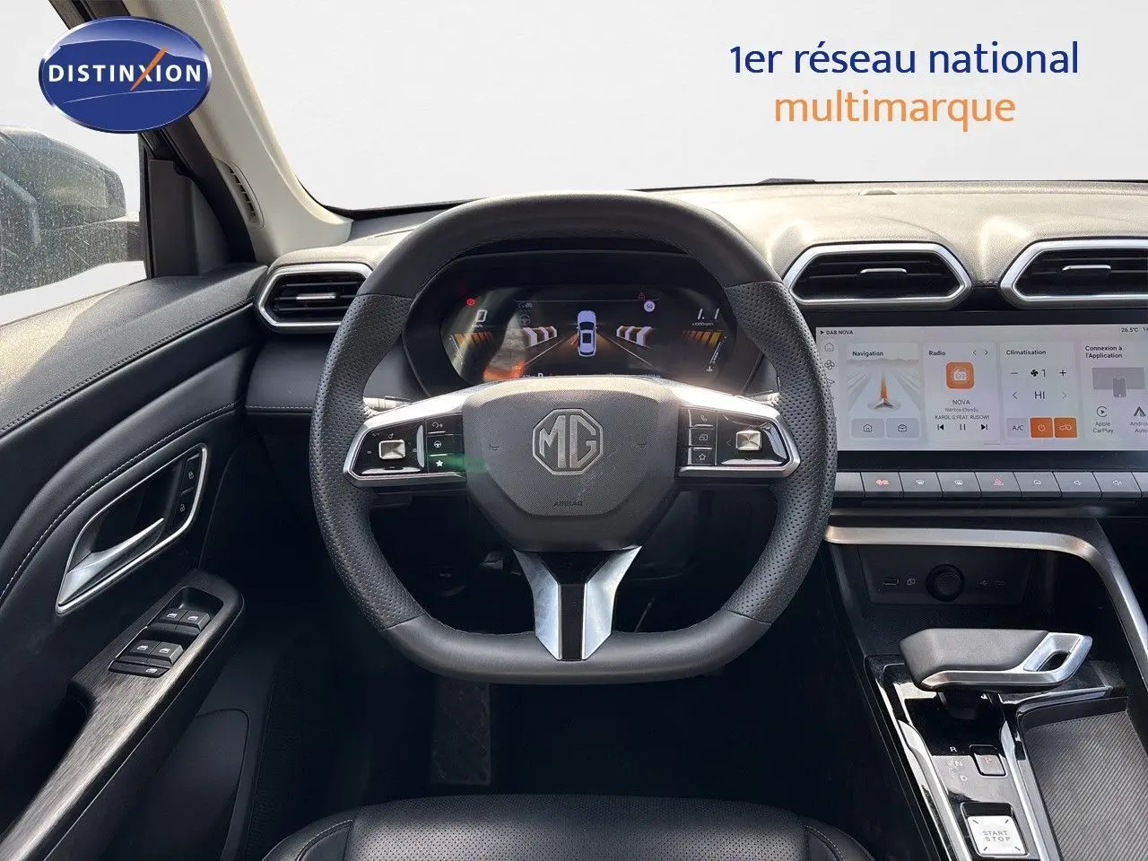 Vue intérieure centrée sur le volant multifonction et le tableau de bord numérique du MG ZS 1.5L Hybrid+ noir Pebble.