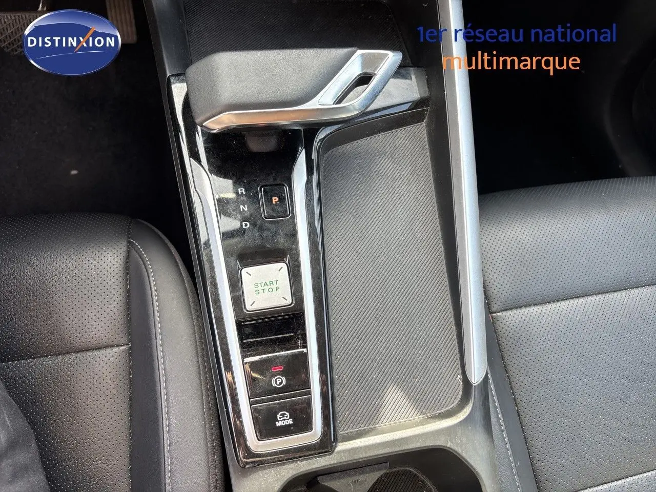 Vue plongeante sur la console centrale noire du MG ZS 1.5L Hybrid+ 197ch Luxury avec levier de vitesse et bouton start/stop.