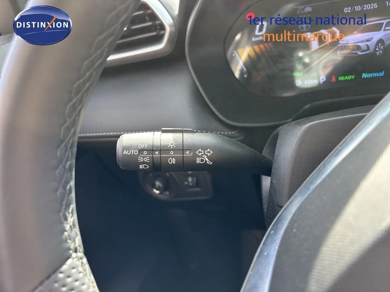 Gros plan sur la manette de commandes d’éclairage à gauche du volant du MG ZS Pebble Black 2025, intérieur noir.