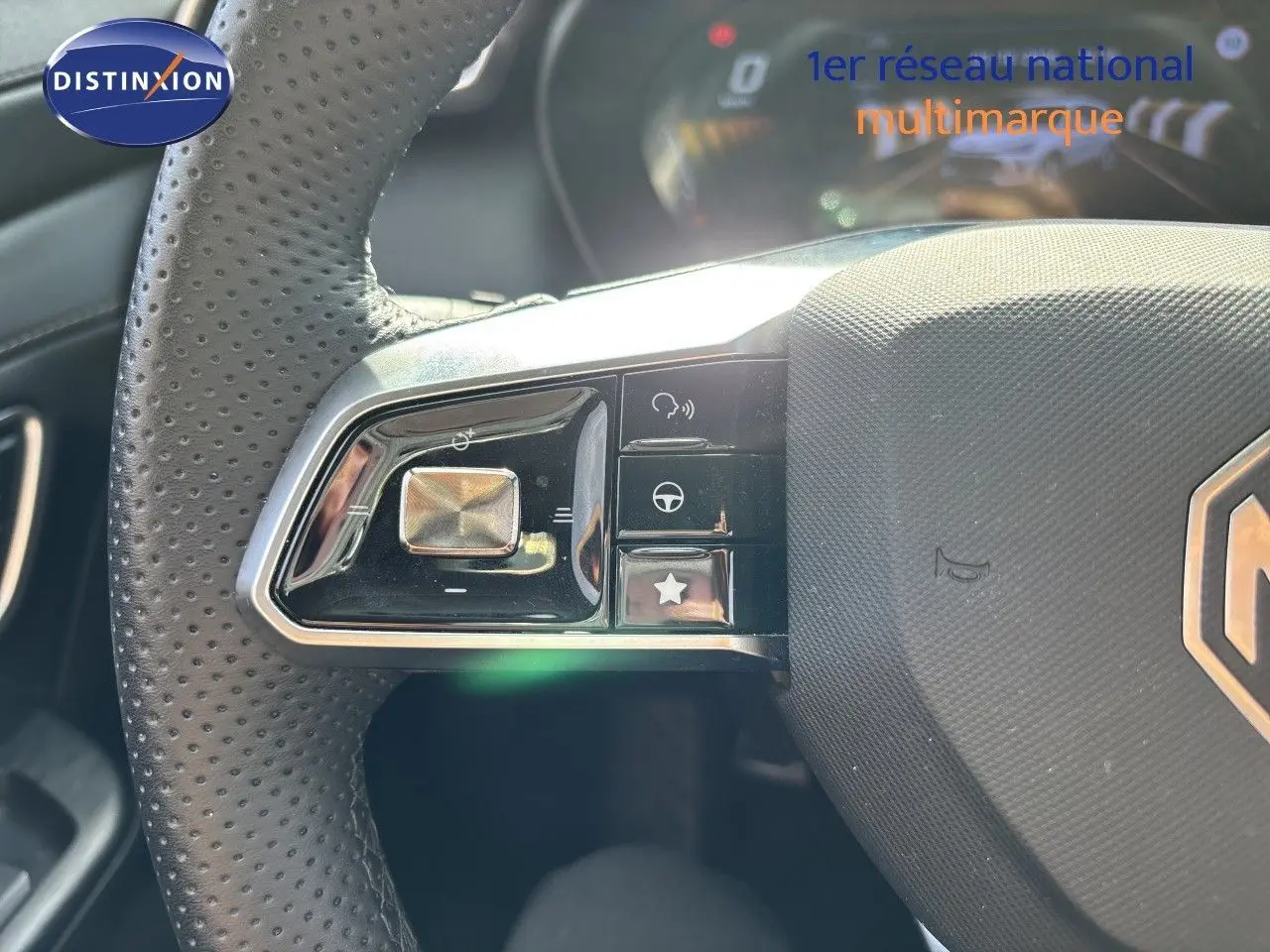 Gros plan sur la partie gauche du volant perforé noir du MG Motor ZS 1.5L Hybrid+ 2025 avec commandes intégrées.