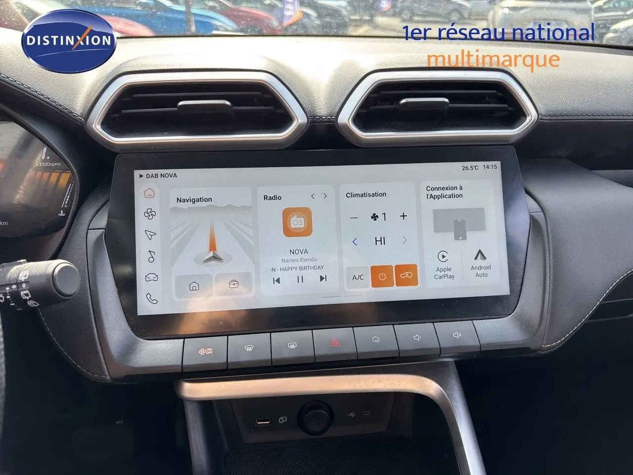 Vue intérieure du tableau de bord du MG ZS 1.5L Hybrid+ 2025 avec écran tactile central et aérateurs hexagonaux.