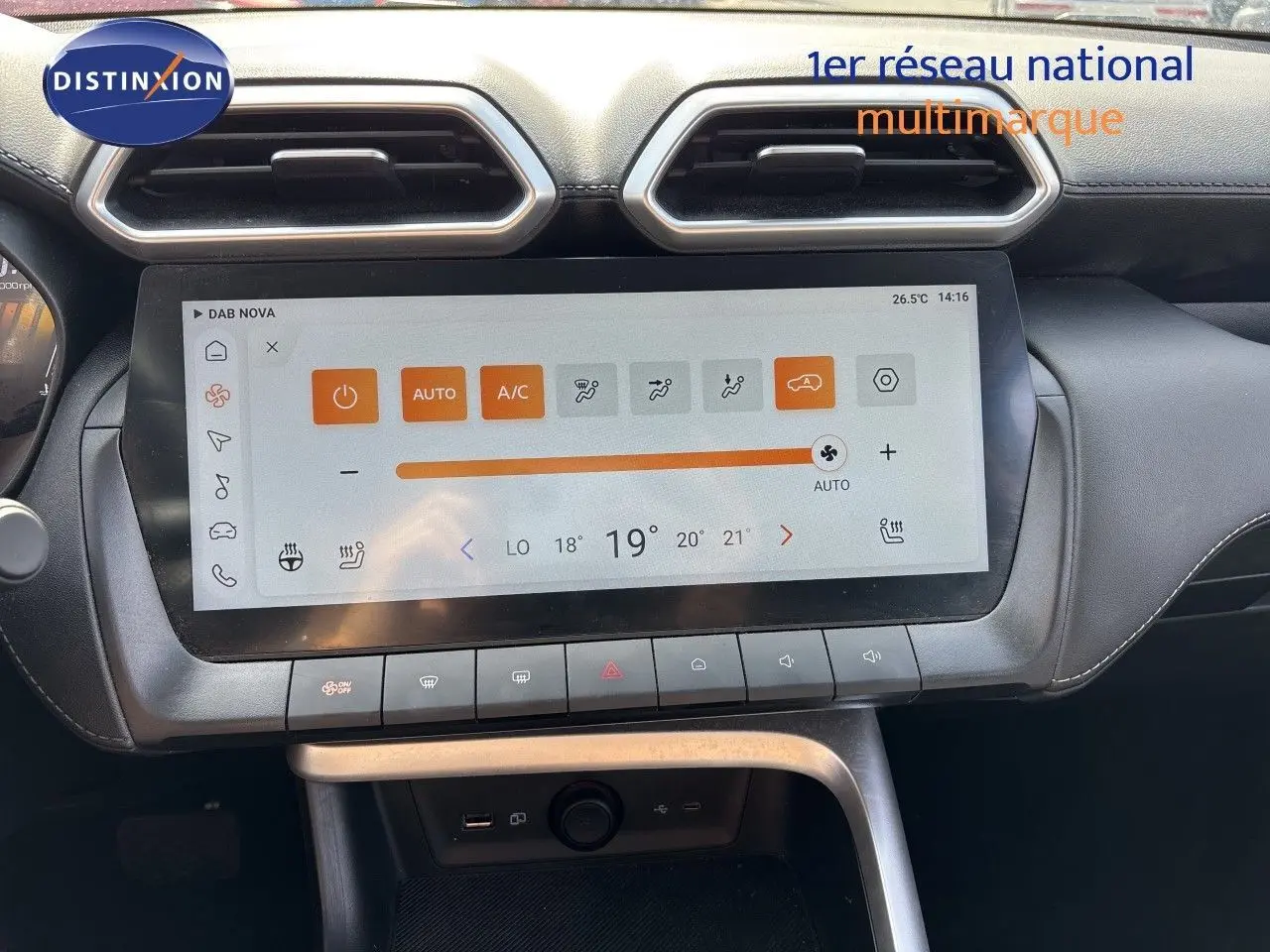 Vue rapprochée de l'écran tactile central du MG ZS 1.5L Hybrid+ 2025 en Pebble Black, affichant la climatisation automatique.