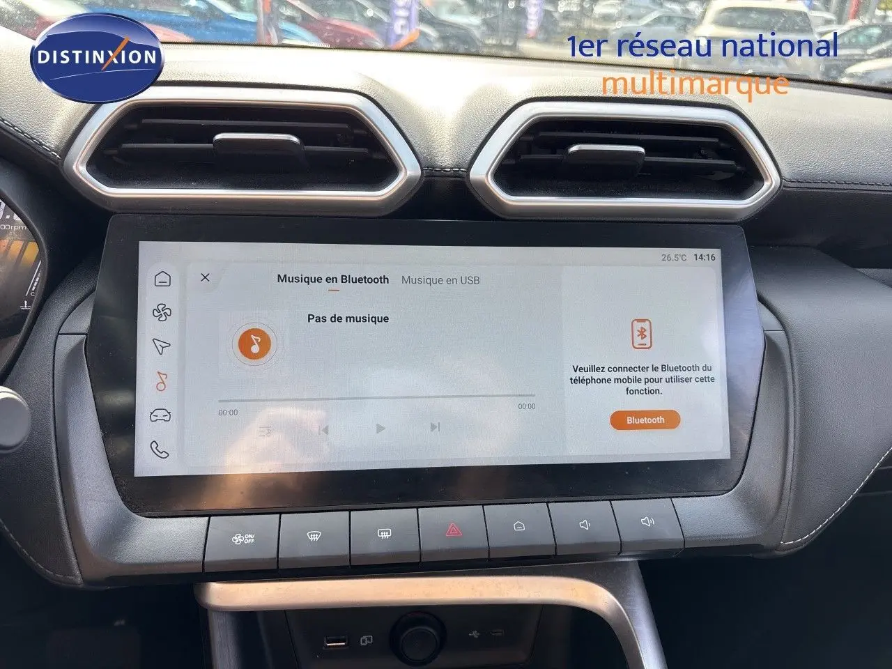 Vue rapprochée de l’écran tactile central du MG MOTOR ZS 1.5L Hybrid+ 2025 avec tableau de bord noir et commandes intégrées.