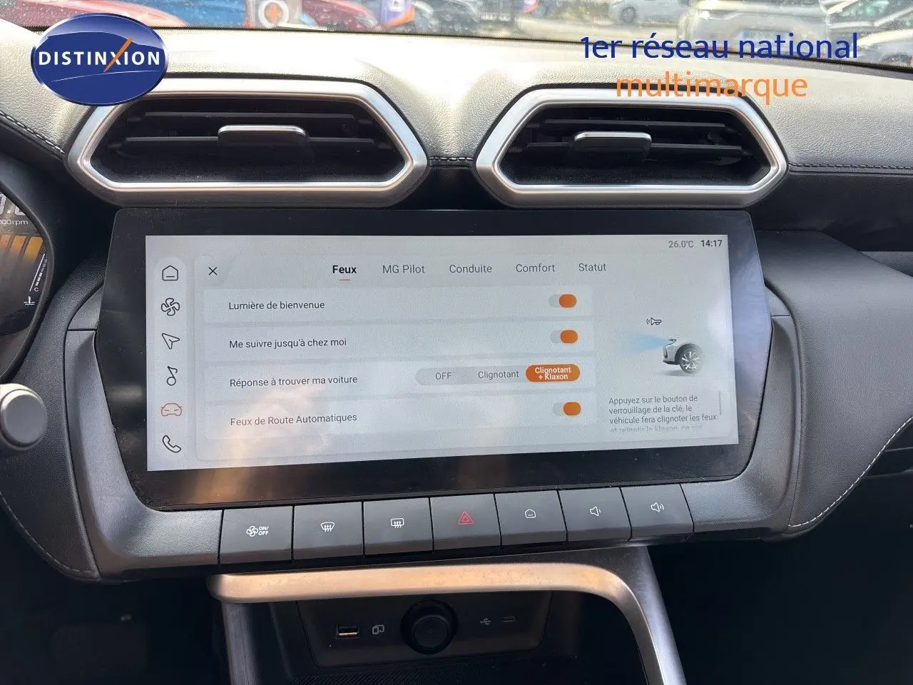 Vue intérieure du tableau de bord du MG MOTOR ZS 1.5L HYBRID+ 197CH Luxury avec écran tactile et commandes climatisation.