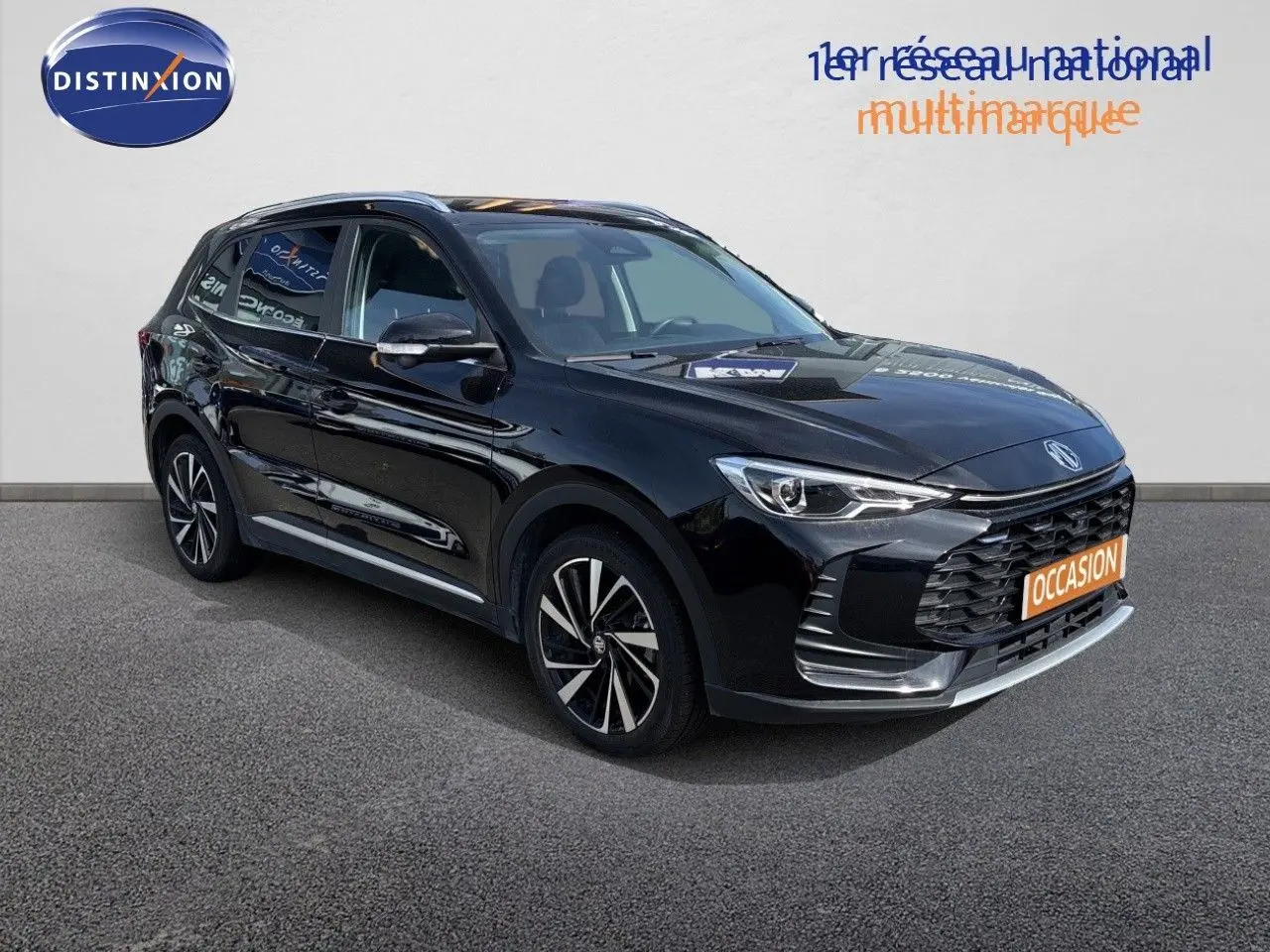 MG ZS 1.5L Hybrid+ 2025 en Pebble Black Metal, vue 3/4 avant avec calandre large et jantes alliage noires.
