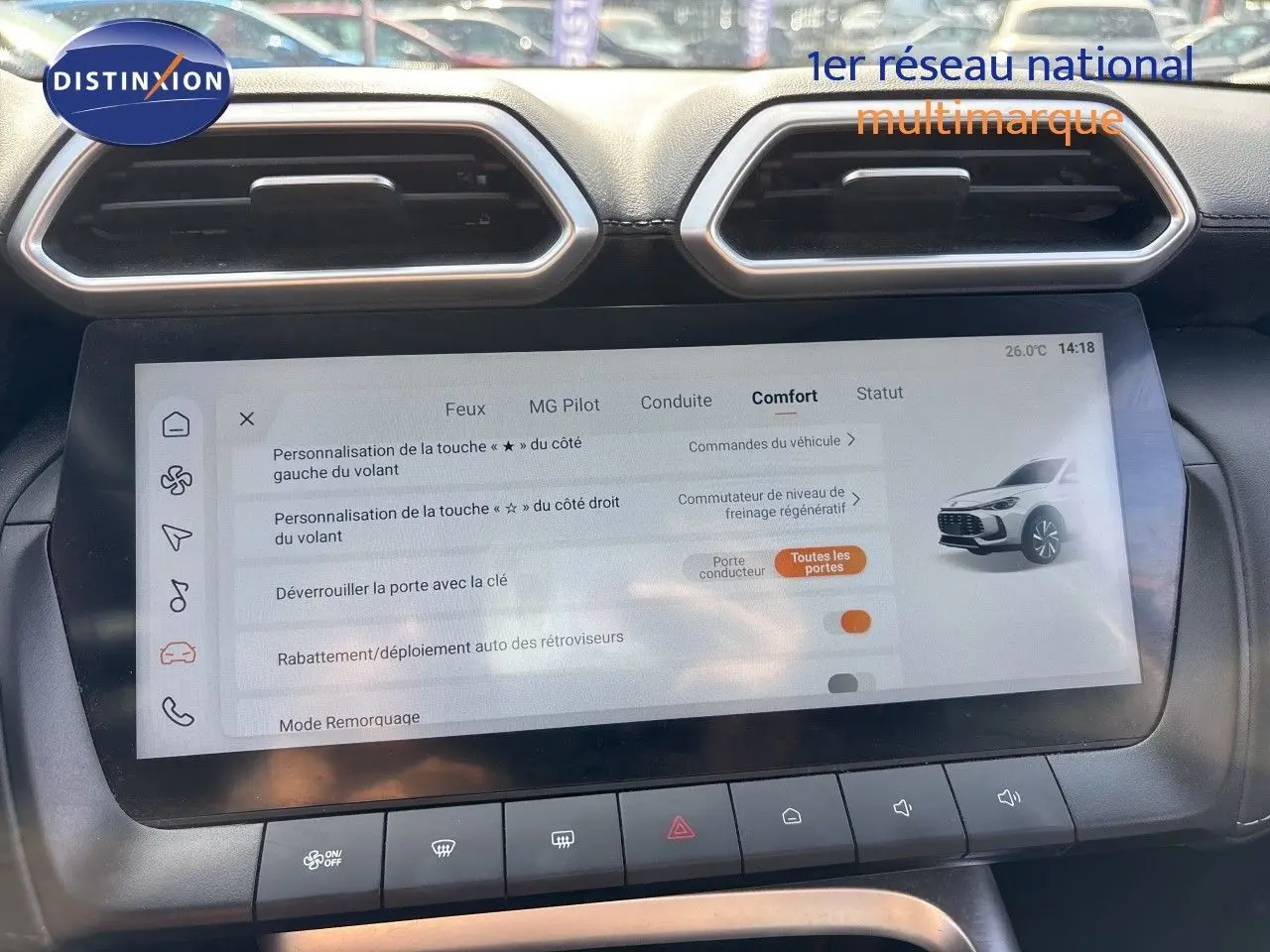 Vue rapprochée de l’écran tactile central du MG MOTOR ZS 1.5L HYBRID+ 197CH LUXURY, affichant les réglages confort.