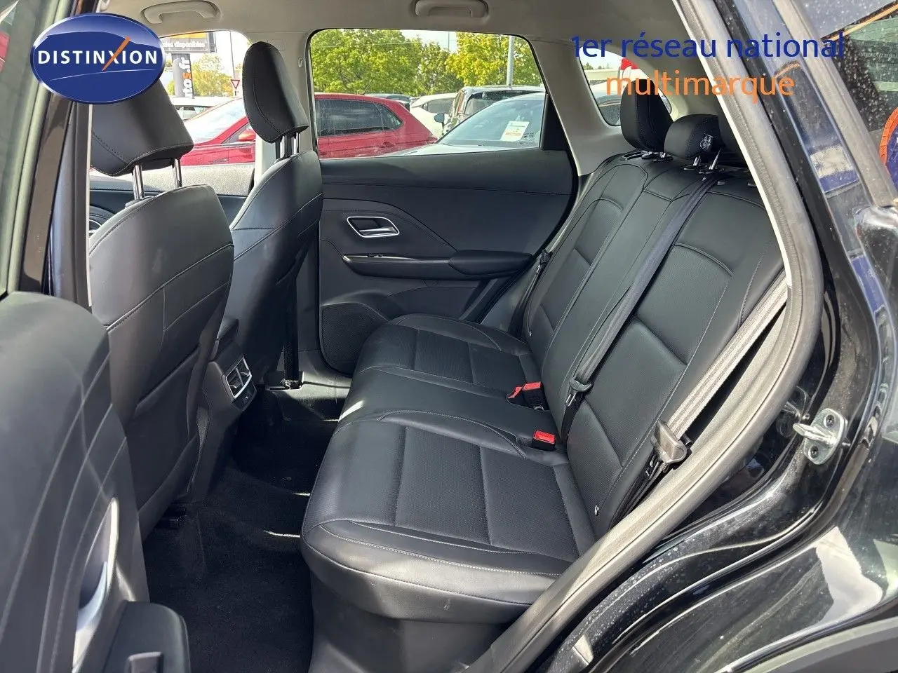 Vue intérieure côté droit sur la banquette arrière en cuir noir du MG MOTOR ZS 1.5L HYBRID+ 197CH LUXURY Pebble Black Metal.