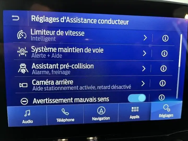 Écran tactile des réglages d'assistance conducteur du Ford Puma 2022, affichant les options de sécurité et aide à la conduite.
