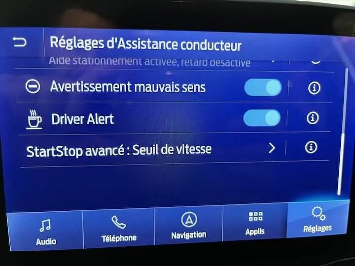 Écran tactile intérieur montrant les réglages d'assistance conducteur du Ford Puma blanc glacier, vue de face.