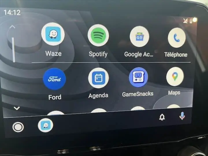 Écran tactile du système multimédia Ford avec applications Waze, Spotify et Google Maps affichées.
