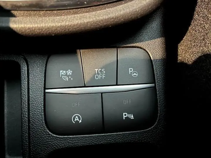 Gros plan sur les boutons de contrôle d'assistance à la conduite dans un Ford Puma blanc glacier 2022.