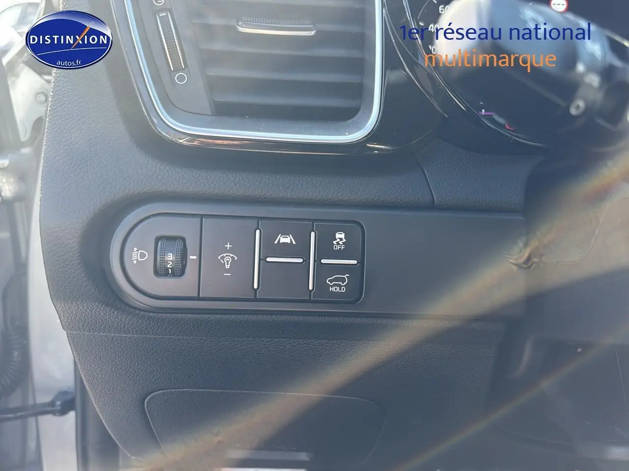 Vue intérieure côté gauche du tableau de bord gris foncé avec commandes d’éclairage et aides à la conduite du Kia Xceed 2024.