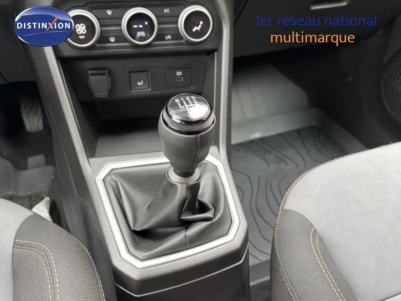 Le levier de vitesses manuel de la Dacia Jogger 2026, avec console centrale et sièges tissu gris visibles.