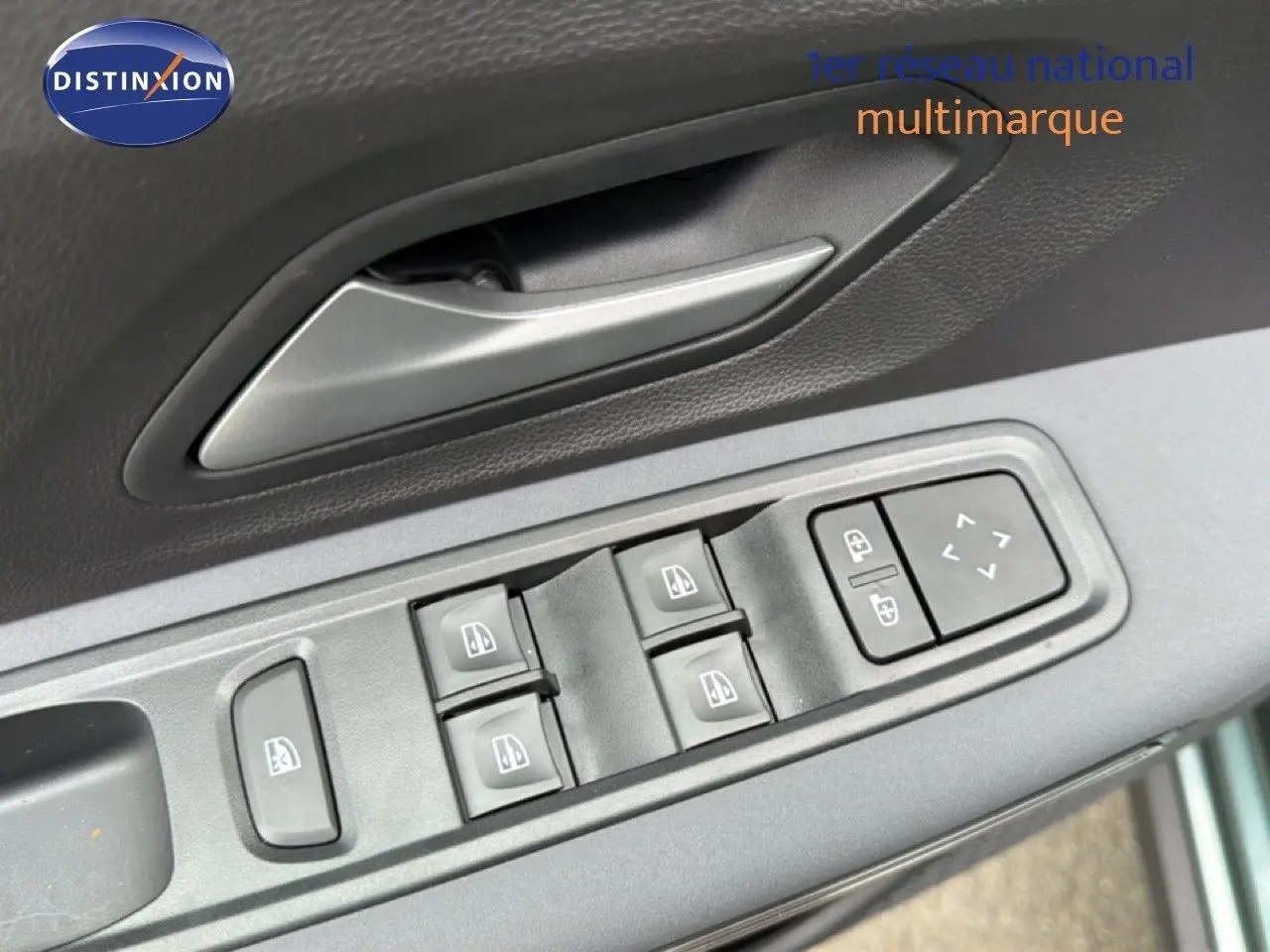 Gros plan sur les commandes de lève-vitres et rétroviseurs côté conducteur d'une Dacia Jogger 2026.