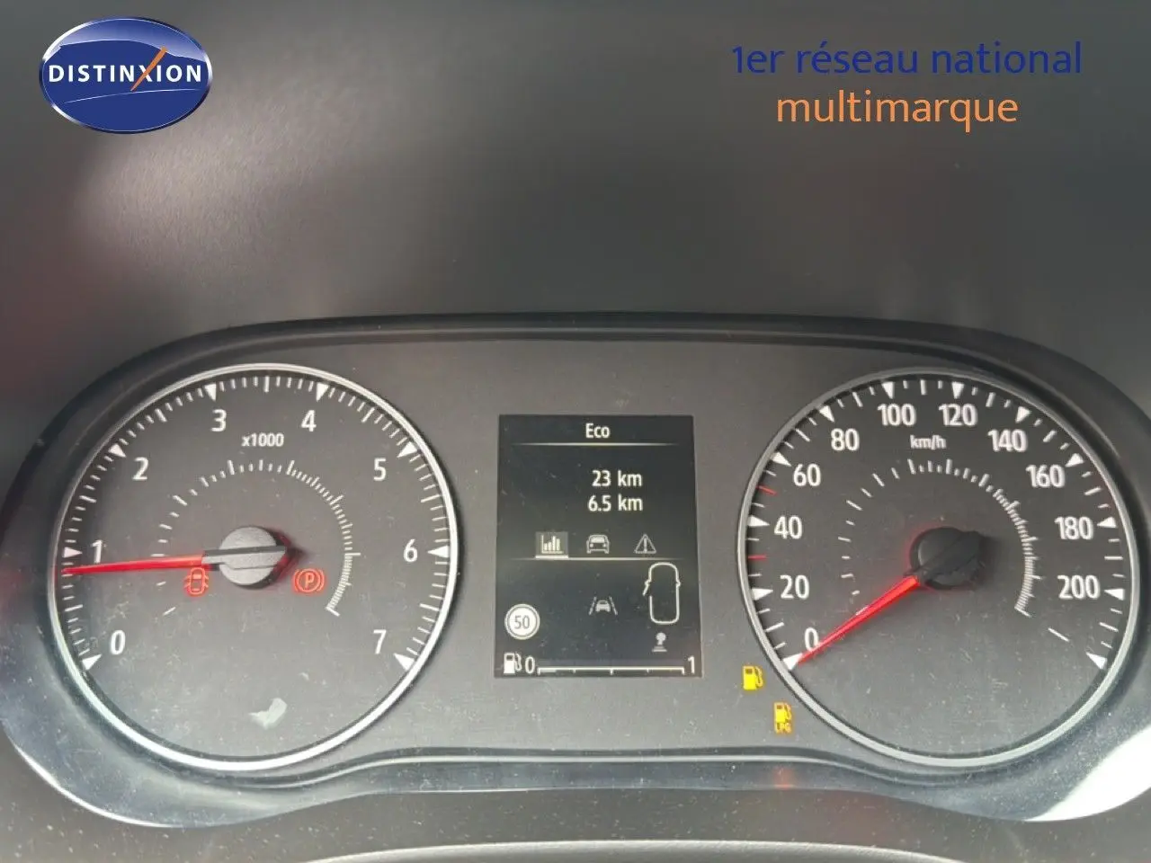 Tableau de bord du Dacia Jogger 2026, affichage central Eco et compteurs analogiques vitesse et régime moteur.