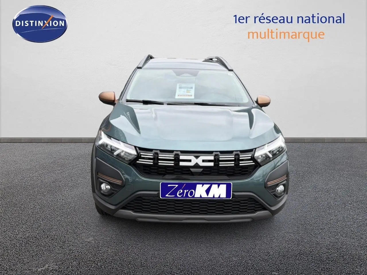 Vue avant d'un Dacia Jogger 2026 vert cèdre métal avec détails bronze sur les rétroviseurs et calandre.