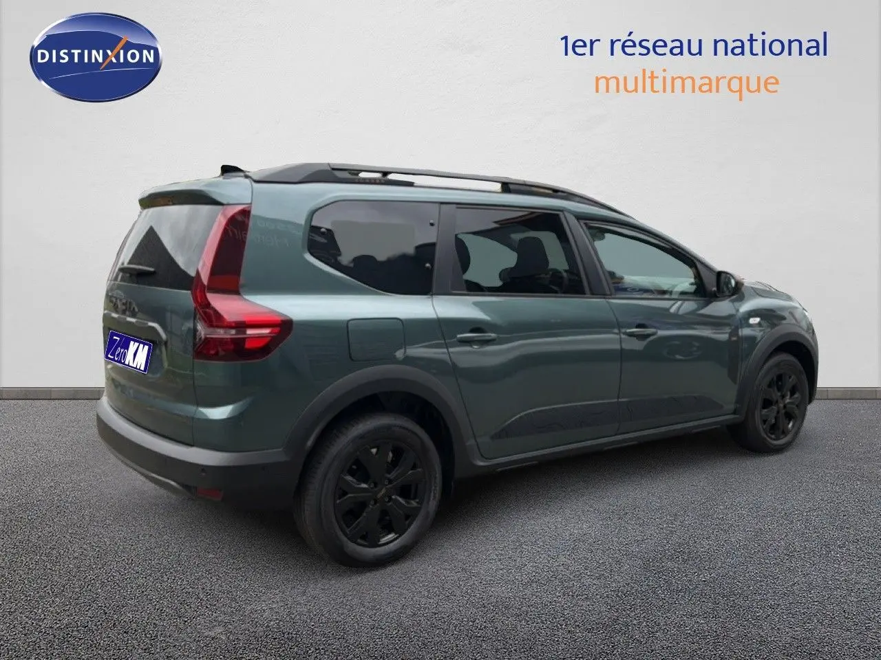 Vue 3/4 arrière droite du Dacia Jogger vert cèdre métallisé avec jantes noires et vitres teintées.