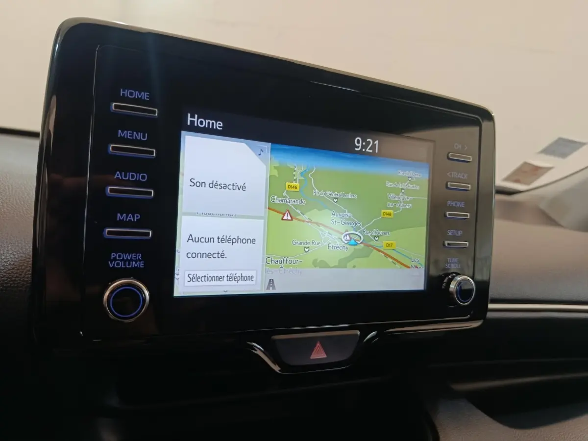 Écran tactile central de navigation 3D de la Toyota Yaris hybride 2022, vue rapprochée du tableau de bord.