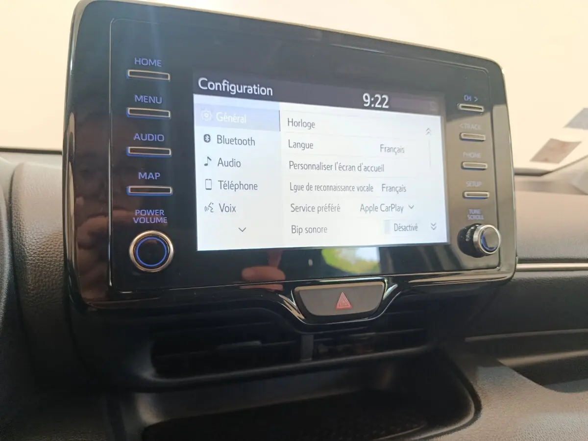 Écran tactile central de la Toyota Yaris hybride 2022 affichant les réglages de configuration en intérieur noir.