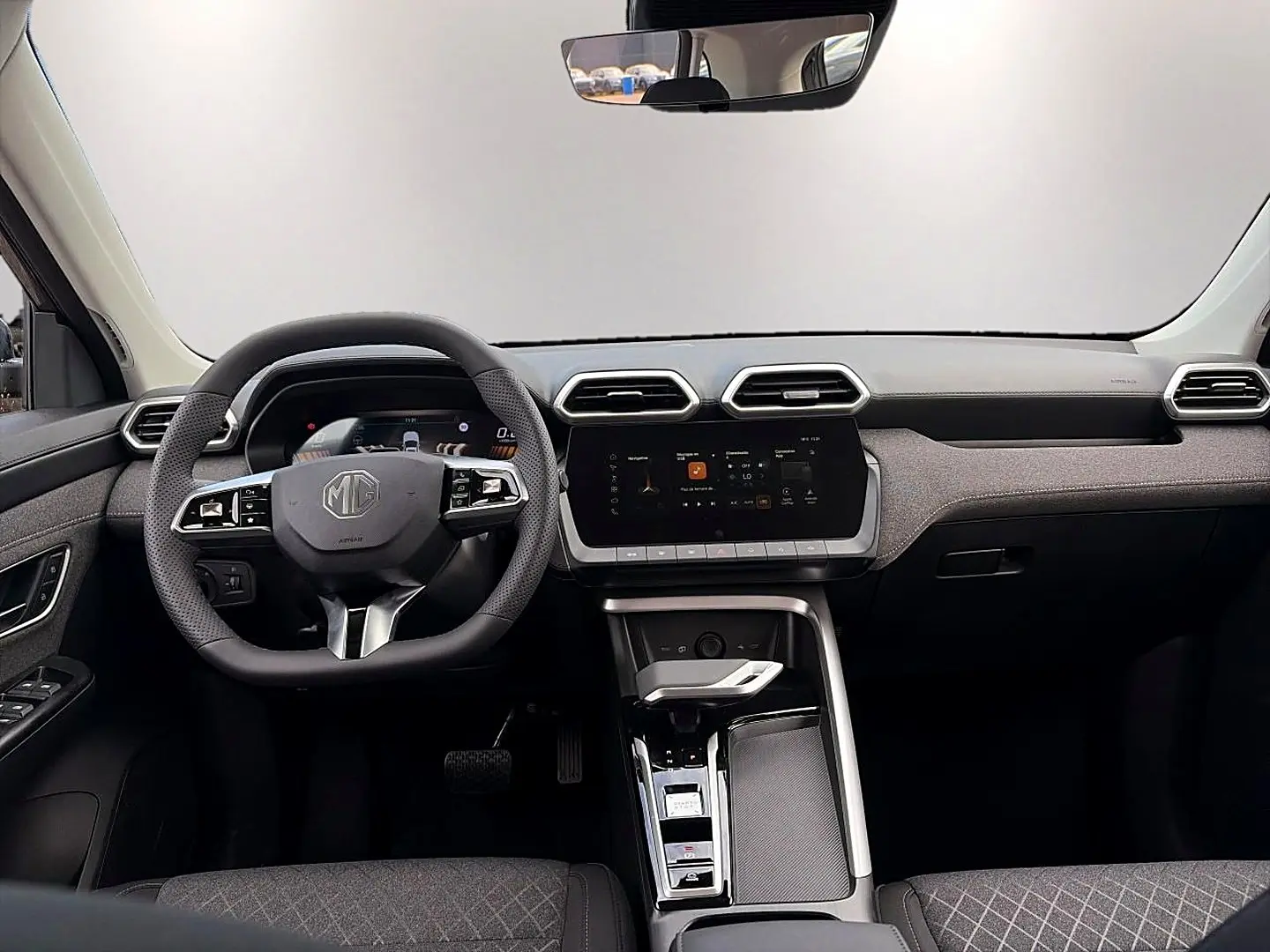 Intérieur avant du MG ZS 1.5 hybrid 2026, tableau de bord moderne avec écran tactile et volant multifonction.