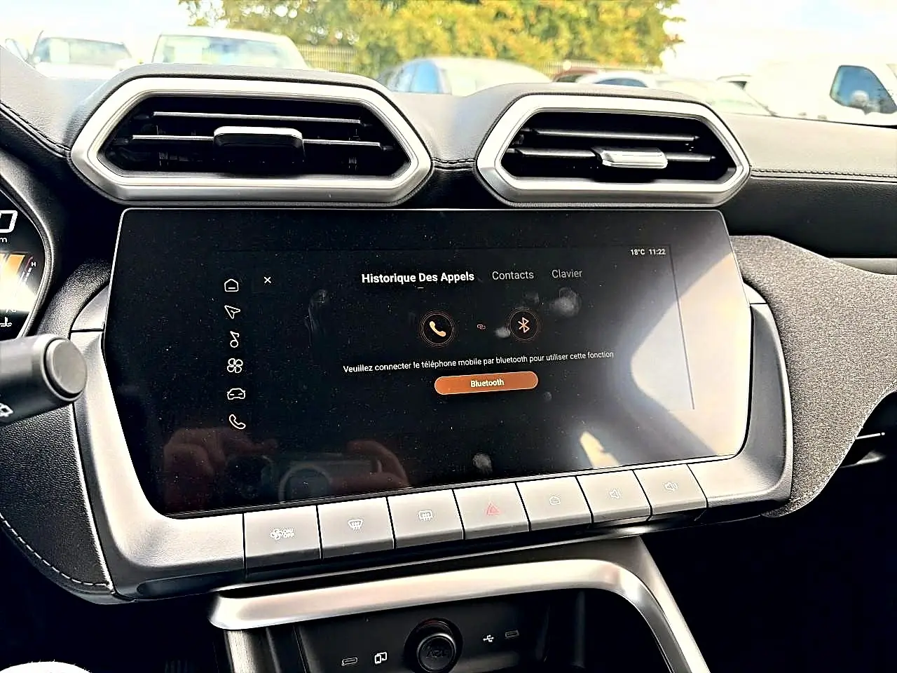 Vue rapprochée de l’écran tactile et des aérateurs hexagonaux du tableau de bord du MG Motor ZS Camden grey hybride 2026.