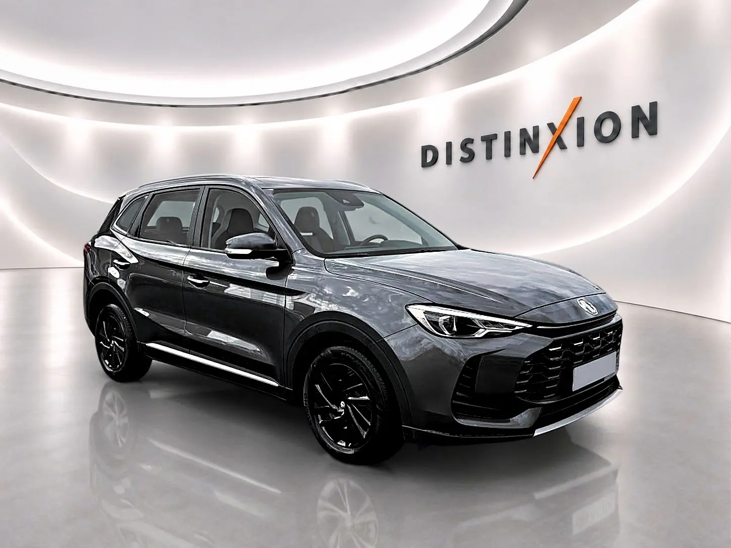 MG ZS 1.5 hybrid Camden grey en 3/4 avant droit, avec jantes noires et calandre imposante dans un showroom lumineux.