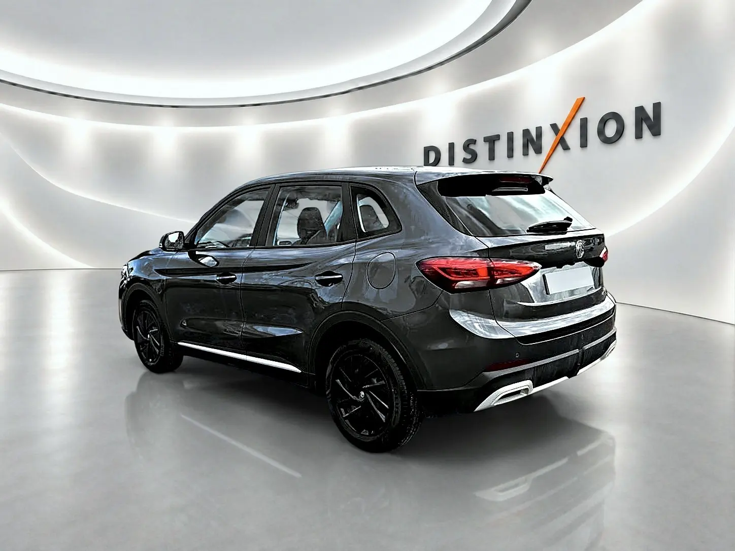 Vue 3/4 arrière droite du MG ZS Camden grey 2026 hybride, avec jantes noires et becquet arrière distinctif.