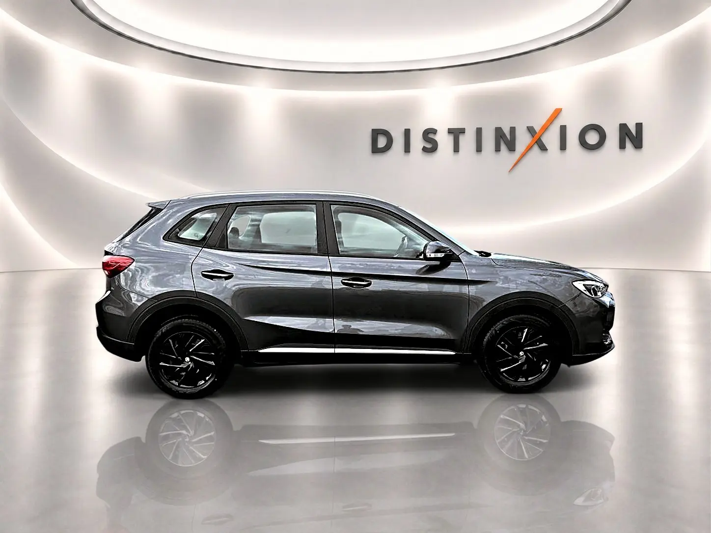 Vue de profil côté gauche du MG ZS 1.5 hybrid Camden grey 2026 avec jantes noires et toit légèrement incliné.
