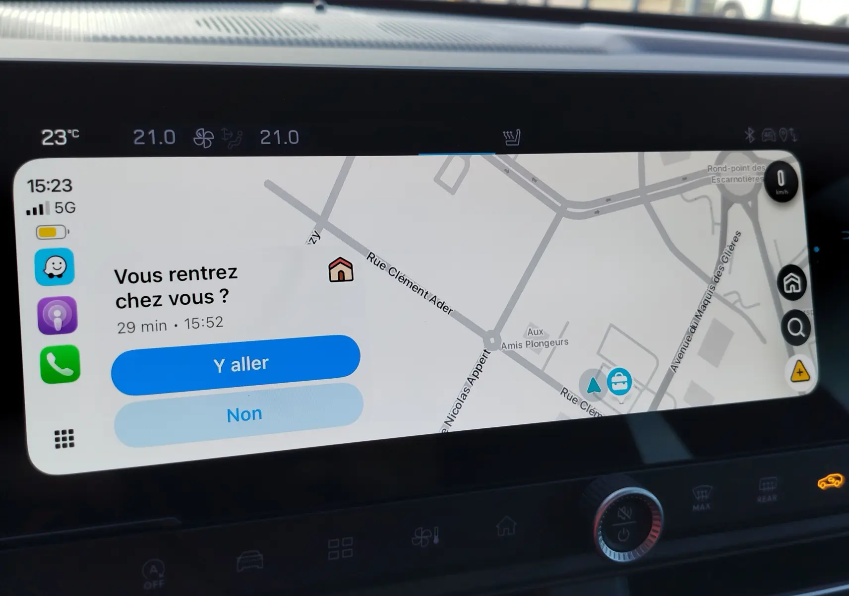 Écran tactile central du Jeep Compass 2026 affichant la navigation avec option retour à domicile, interface moderne et claire.