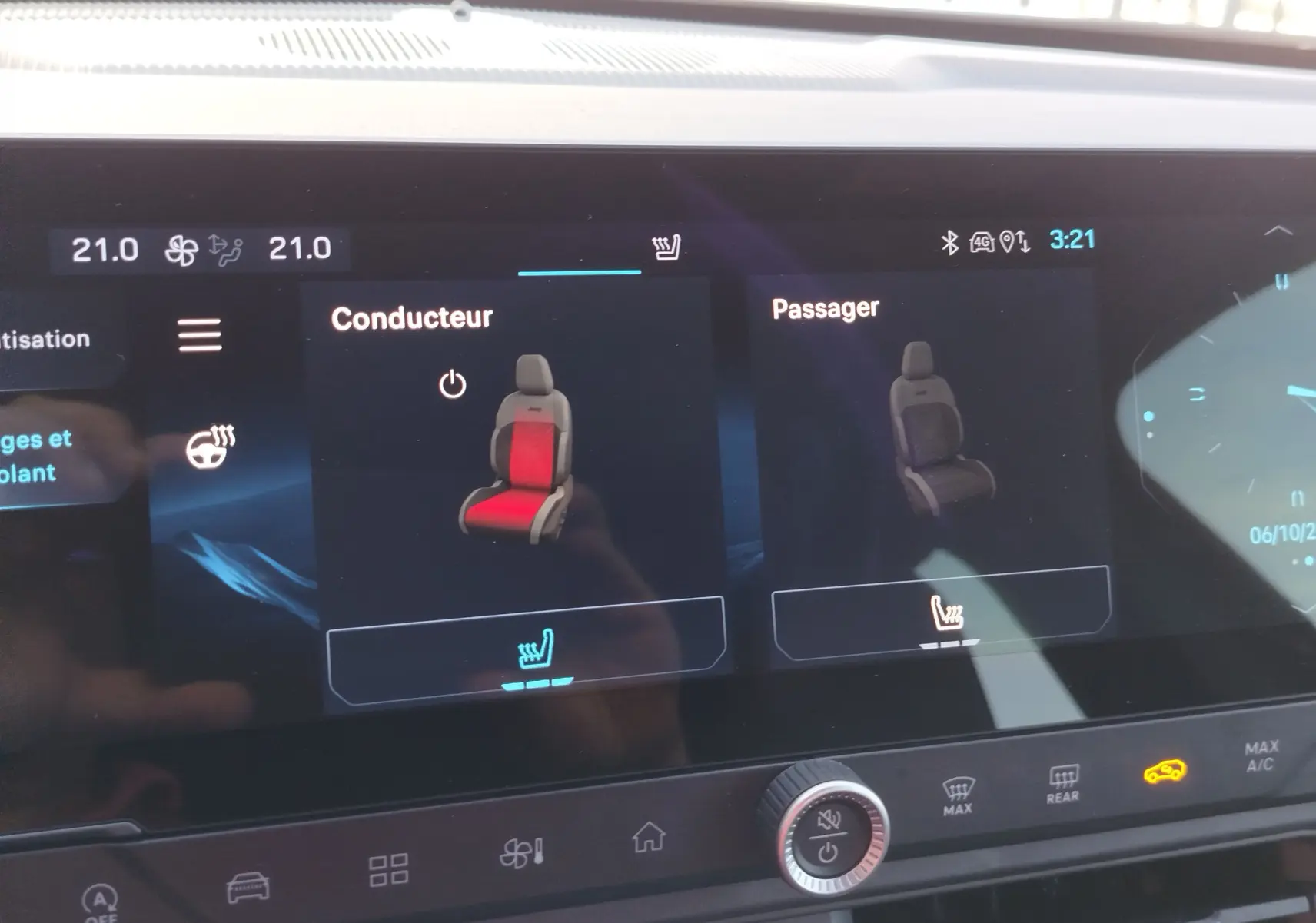 Écran tactile intérieur du Jeep Compass 2026 montrant les réglages de sièges chauffants conducteur et passager.