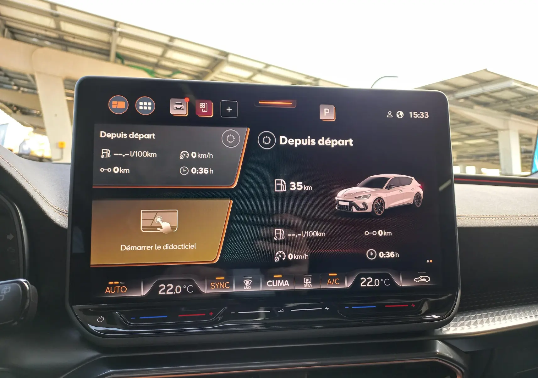 Écran central tactile de la CUPRA Leon 2025 affichant les données de trajet et la température intérieure à 22°C.