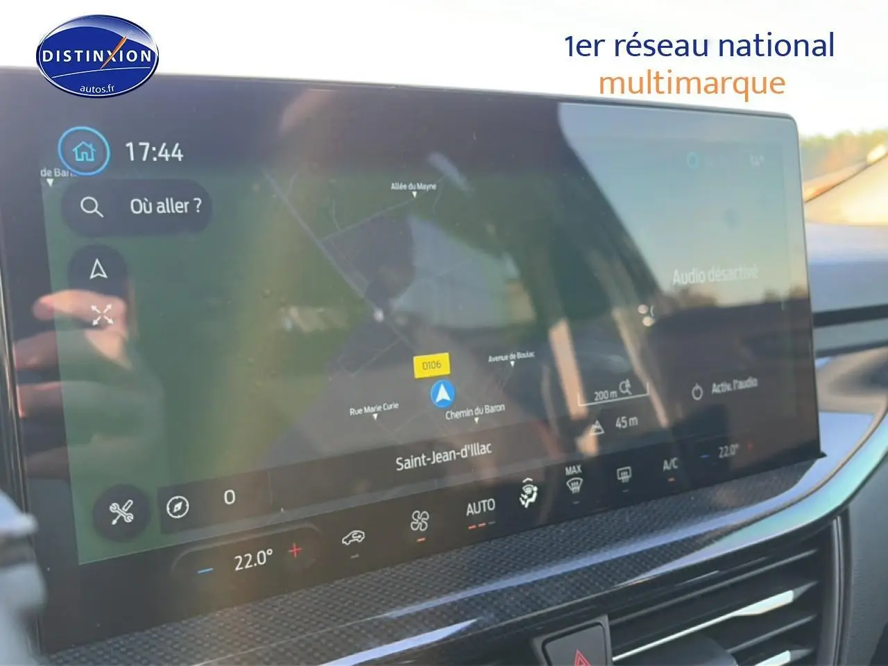 Vue rapprochée de l'écran tactile multifonction noir affichant la navigation dans une Ford Focus 2024.