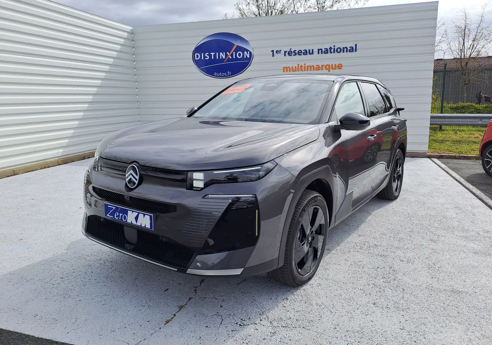 Citroën C5 Aircross gris platinium vue 3/4 avant droit, toit noir, calandre moderne et jantes noires.