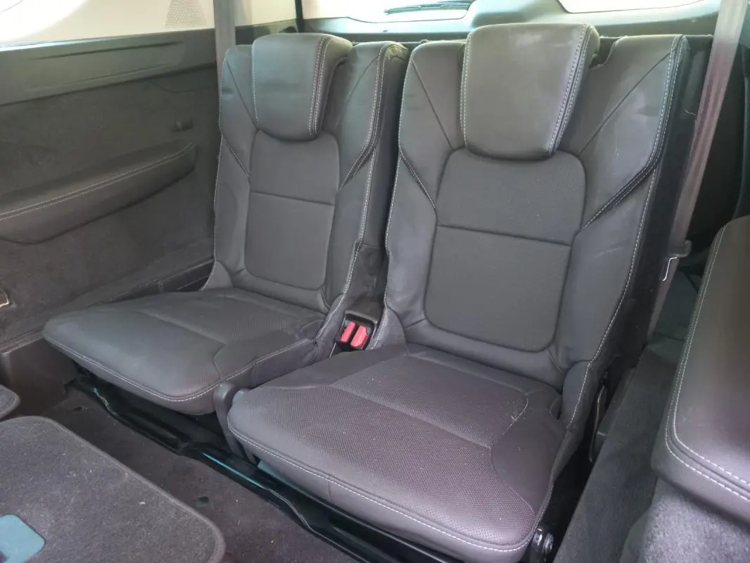 Gros plan sur les sièges arrière en cuir noir du Renault Espace gris, version V Initiale Paris 2017, montrant deux places individuelles.