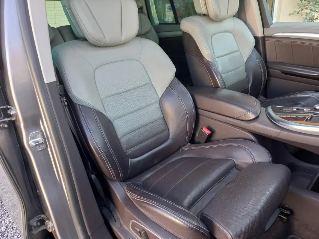 Intérieur du Renault Espace gris 2017, vue côté conducteur sur sièges cuir bicolores noir et gris avec console centrale.