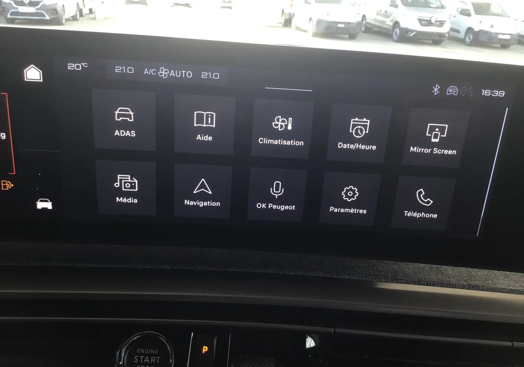 Écran tactile central du Peugeot 3008 gris titane 2026, affichant le menu principal avec options de climatisation et navigation.