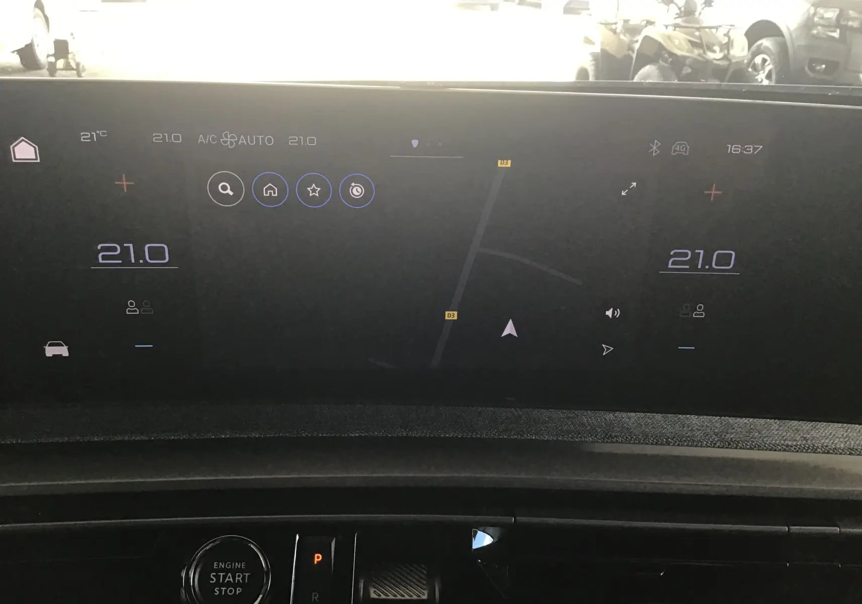 Vue rapprochée de l'écran tactile central du Peugeot 3008 gris titane, affichant la navigation et la climatisation à 21°C.