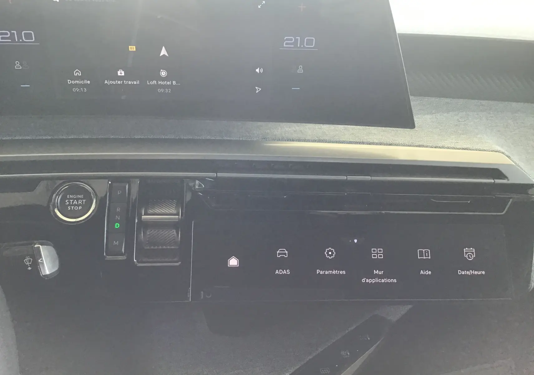 Tableau de bord du Peugeot 3008 gris titane 2026, vue centrée sur la console avec écran tactile et commandes digitales.