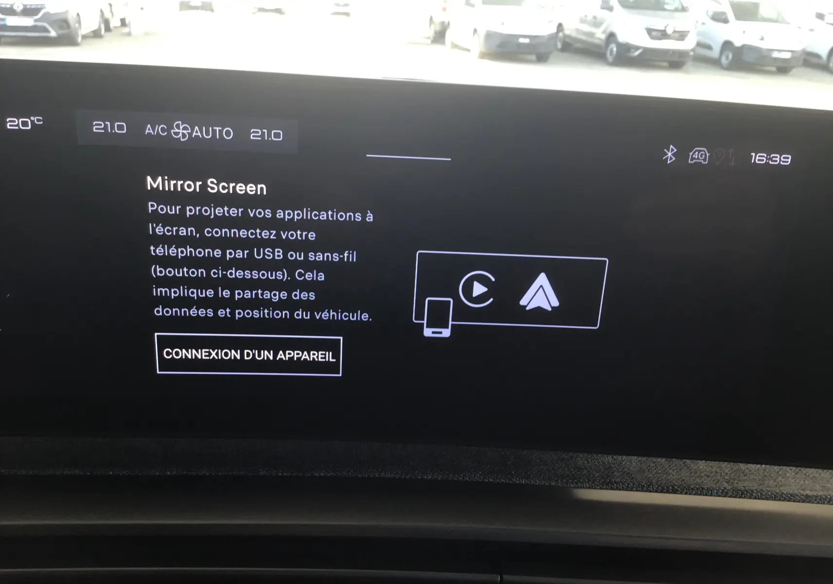 Écran tactile intérieur du Peugeot 3008 gris titane, affichant l'interface Mirror Screen avec options de connexion USB et sans fil.