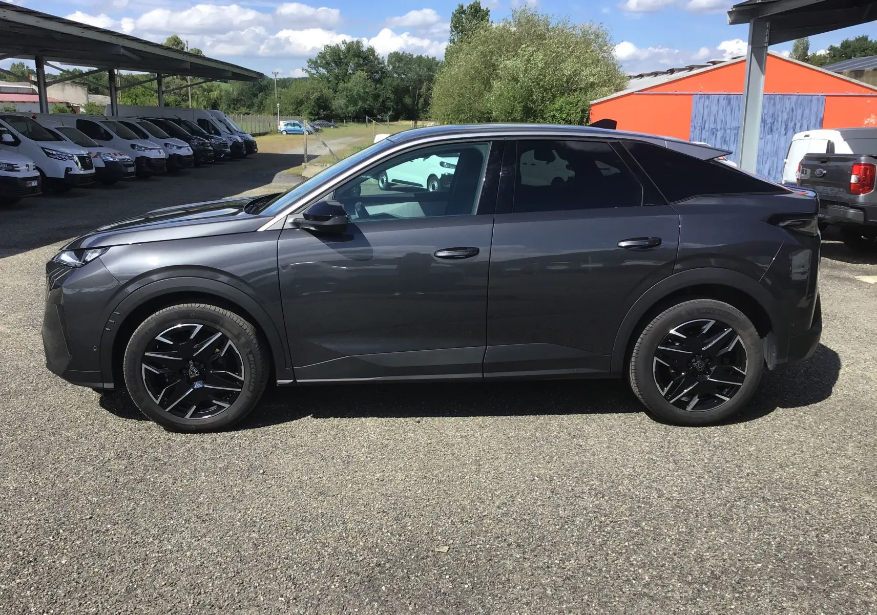 Peugeot 3008 gris titane vue de profil côté gauche, avec jantes noires et toit noir contrastant.